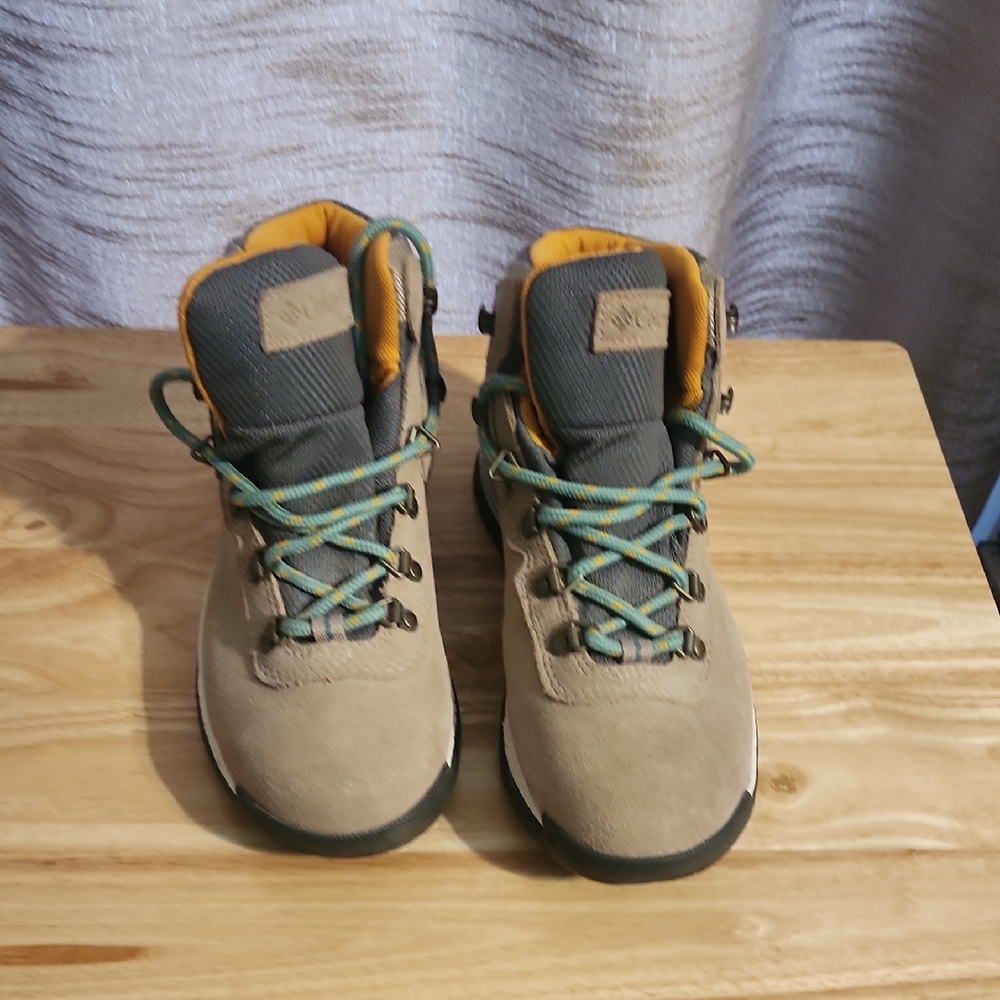 Columbia Women's Newton Ridge Boots Tan